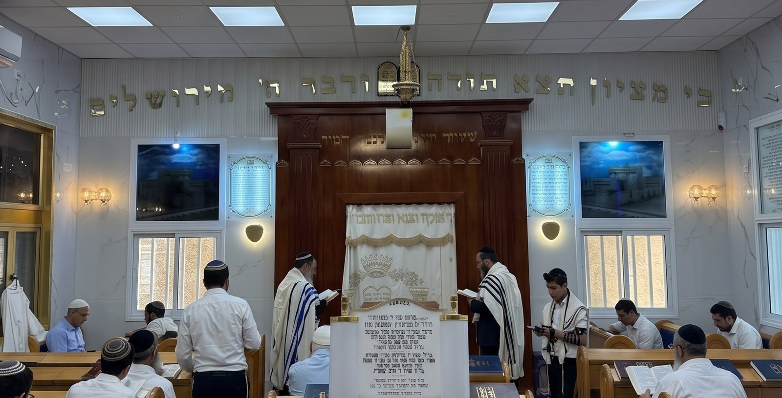 ארון הקודש ואולם התפילה של בית הכנסת בית דוד